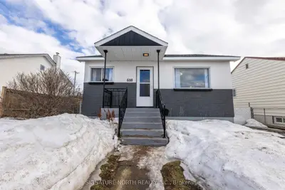 Detached in Thunder Bay