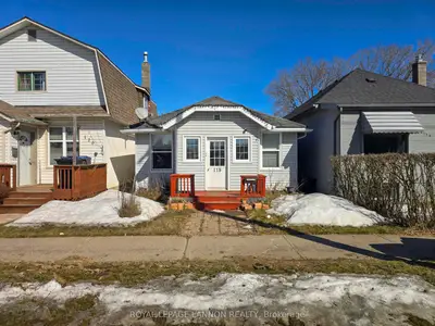 Detached in Thunder Bay