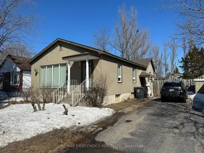 Detached in Thunder Bay