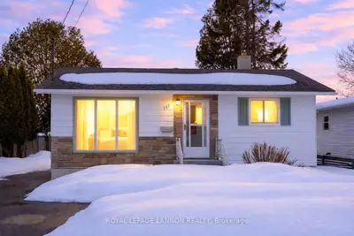 Detached in Thunder Bay