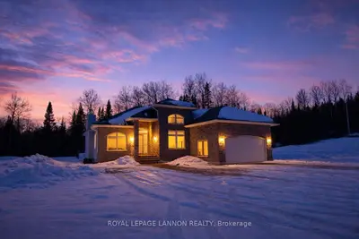Detached in Thunder Bay