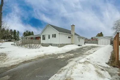 Detached in Thunder Bay
