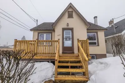 Detached in Thunder Bay