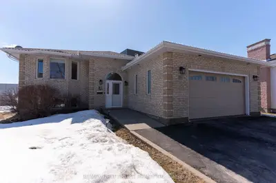 Detached in Thunder Bay