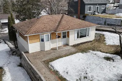 Detached in Kenora