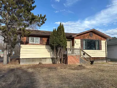 Detached in Fort Frances