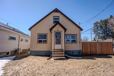 Detached in Thunder Bay
