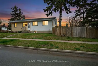 Detached in Thunder Bay