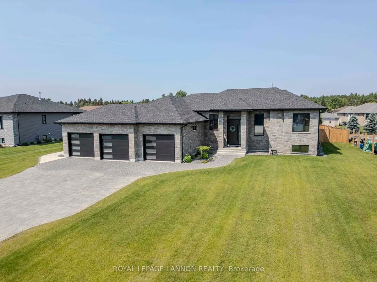 Detached in Thunder Bay