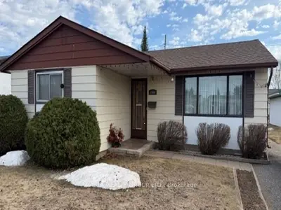 Detached in Thunder Bay