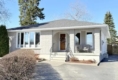 Detached in Thunder Bay