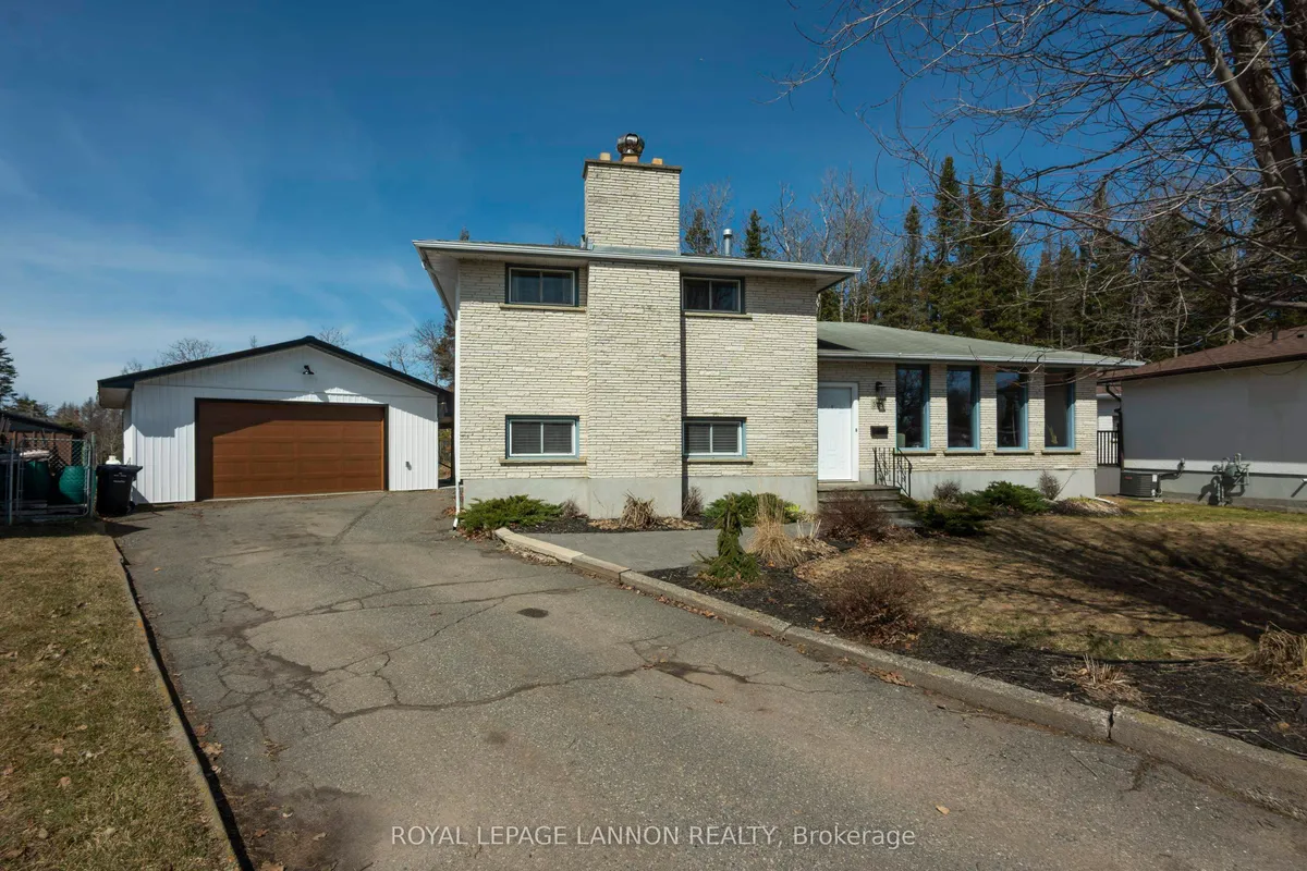 Detached in Thunder Bay