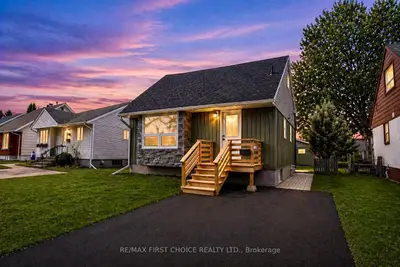 Detached in Thunder Bay