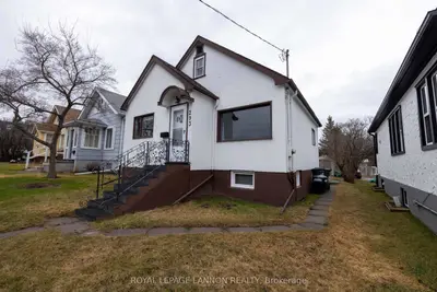 Detached in Thunder Bay