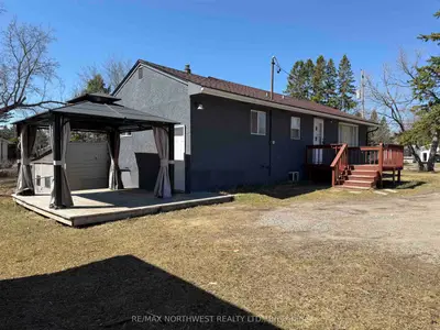 Detached in Fort Frances