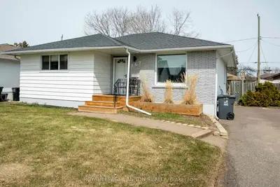 Detached in Thunder Bay