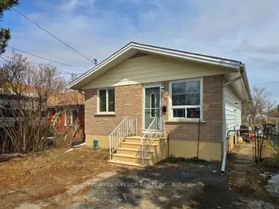 Detached in Thunder Bay