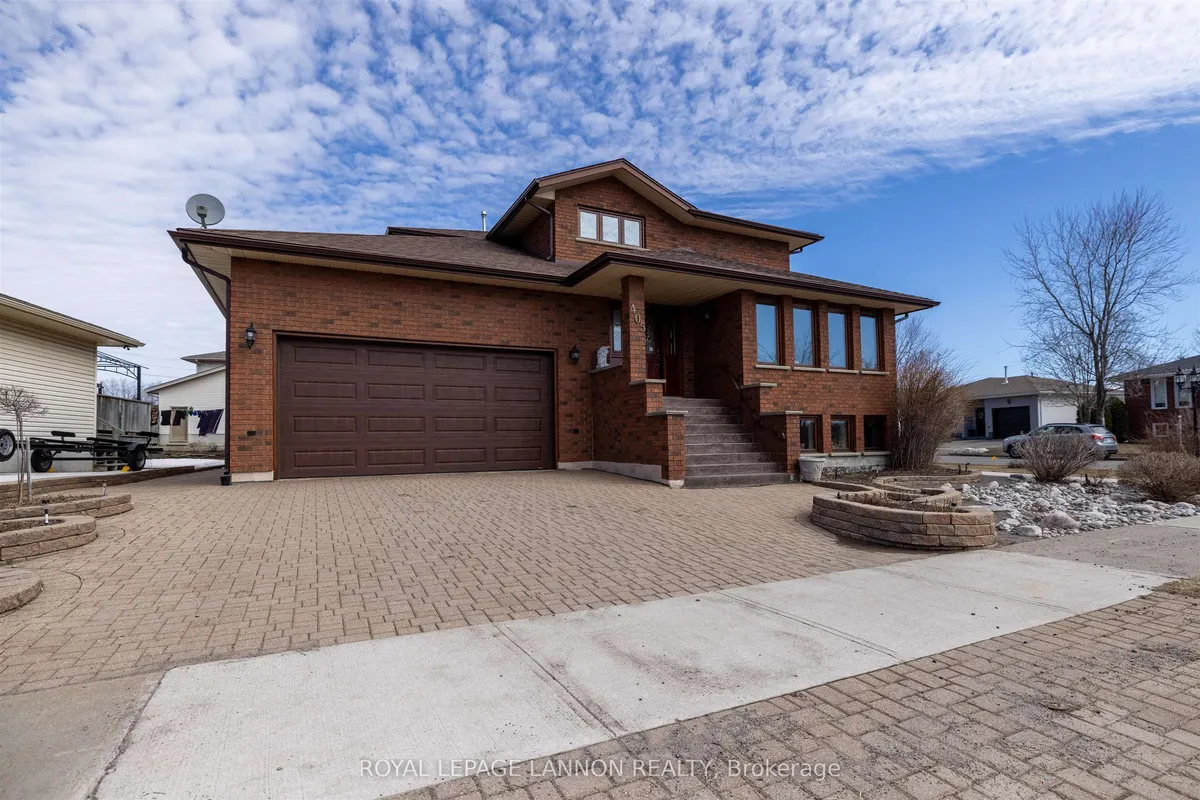Detached in Thunder Bay