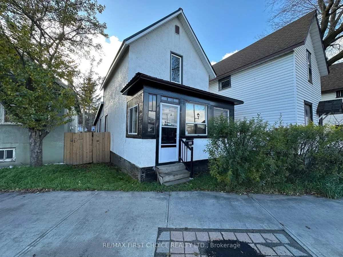Detached in Thunder Bay