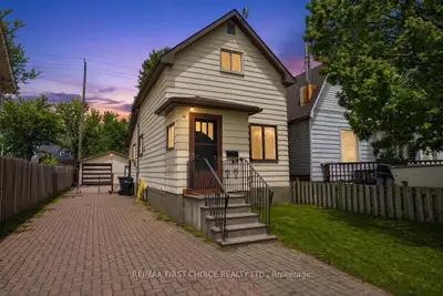 Detached in Thunder Bay