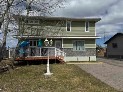 Detached in Thunder Bay