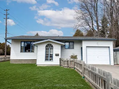 Detached in Thunder Bay