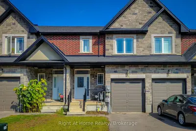 Att/Row/Townhouse in Hamilton