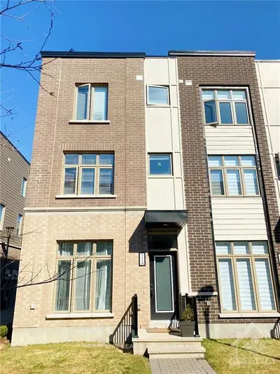 Att/Row/Townhouse in Manor Park - Cardinal Glen and Area