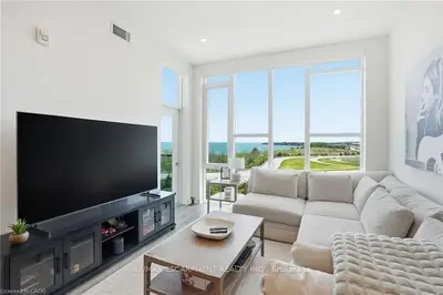 Condo Apartment in Grimsby