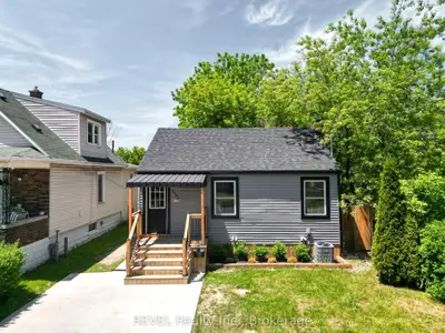 Detached in Niagara Falls