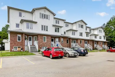 Condo Apartment in Russell