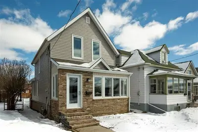Detached in Thunder Bay