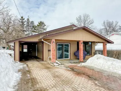 Detached in Kenora