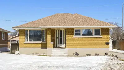 Detached in Thunder Bay