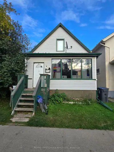 Detached in Thunder Bay