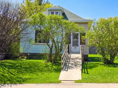 Detached in Thunder Bay