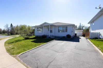 Detached in Thunder Bay