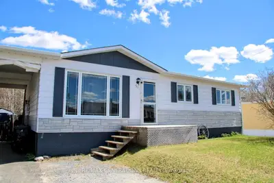 Detached in Manitouwadge