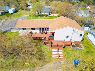 Detached in Kenora