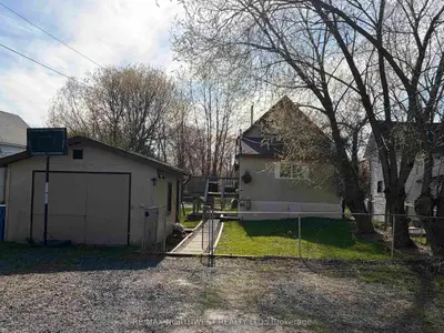 Detached in Kenora
