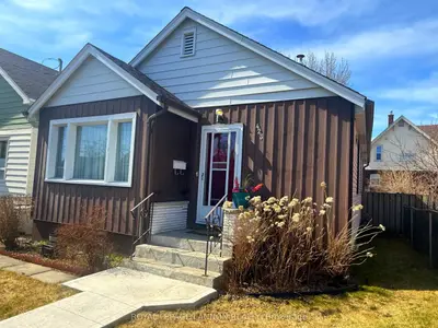 Detached in Thunder Bay