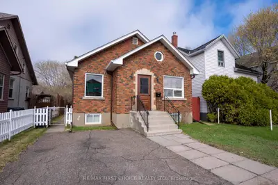 Detached in Thunder Bay