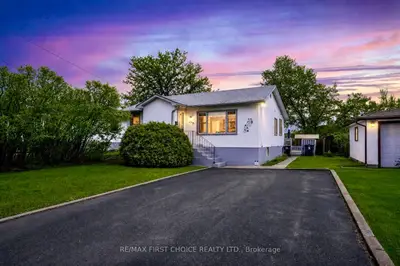 Detached in Thunder Bay