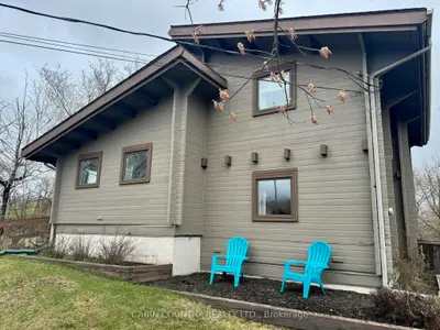 Detached in Kenora