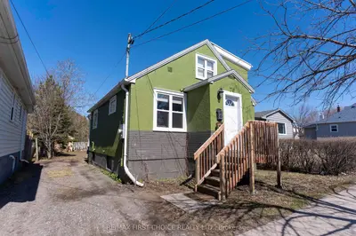 Detached in Thunder Bay