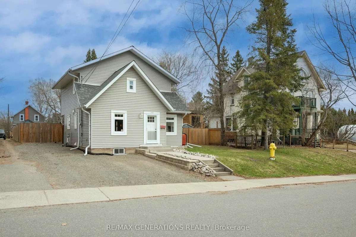 Detached in Thunder Bay