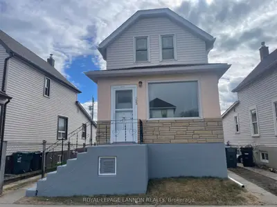 Detached in Thunder Bay