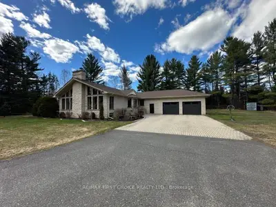 Detached in Thunder Bay