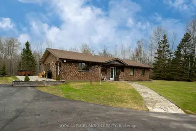 Detached in Oliver Paipoonge