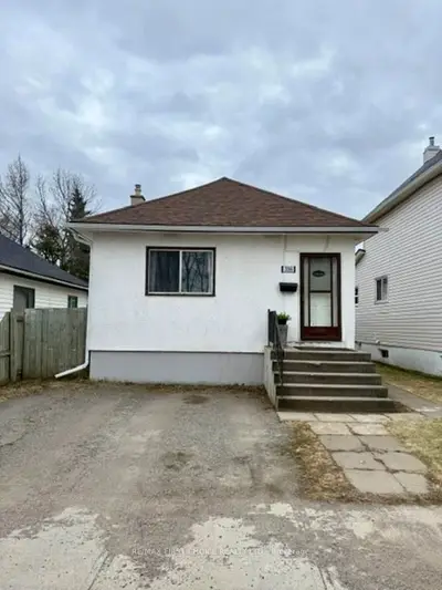 Detached in Thunder Bay